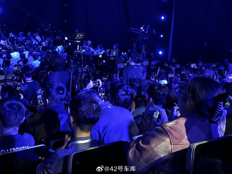 媒体老师举着手机等价格等麻了…配图