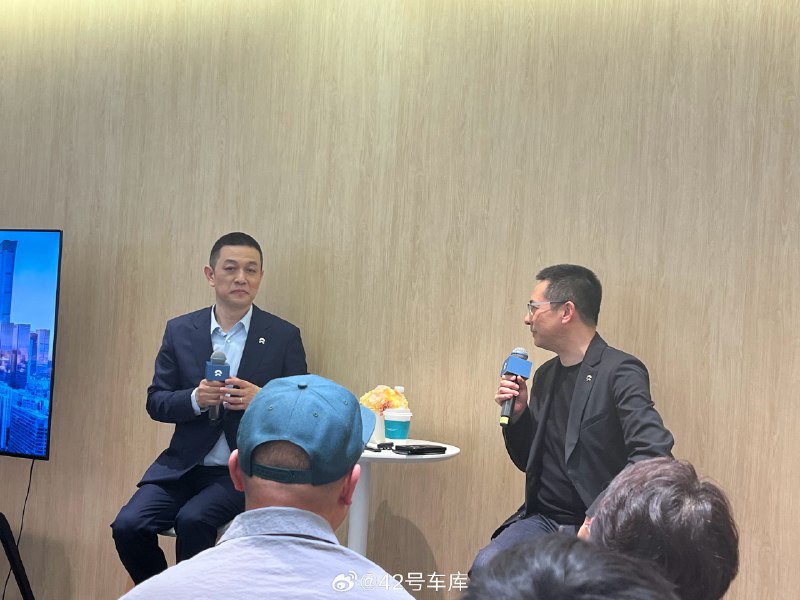 斌哥来了，力洪问斌哥刚接待完几位行业大咖，有什么感想，斌哥说都是互蹭流量😂配图