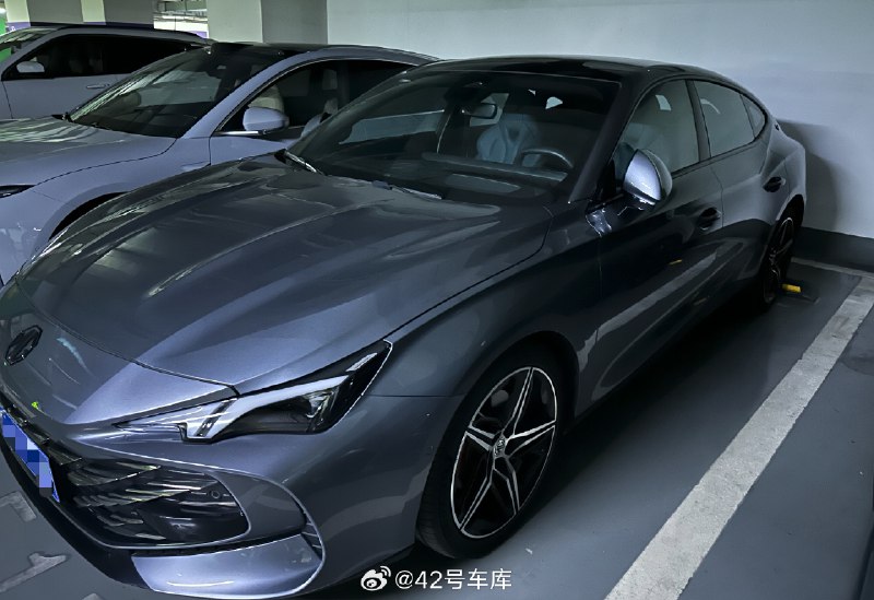 刚刚小小地开了下名爵 MG7。配图