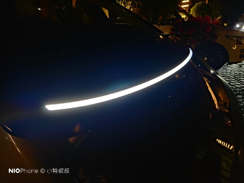MEGA 这个灯条的质感看着是真不错：亮度非常高，色泽很均匀统一，也完全没有频闪。配图