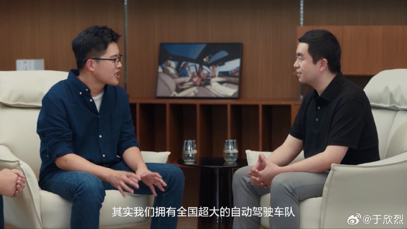 理想智駕技術研發負責人賈鵬：理想已經擁有全國最大的自動駕駛車隊， 80 多萬名車主，超過 200 億公里行駛里程。同時，按照專車司機級的標準篩選出 3% 的車主，輸入這些足量優質的數據來訓練大模型。目前大模型已經學了 100 多萬公里，年底可以學習大概 500 萬公里。配圖