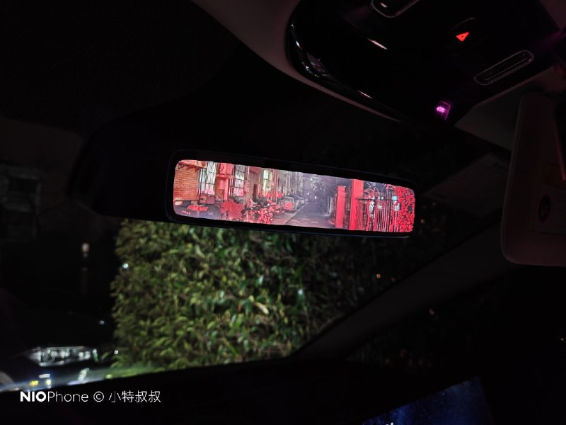 理想 MEGA 这个流媒体后视镜做得真不错，几乎没温升，画质贼清楚，白天我都能看清后车司机的脸了！（下次我给你们拍下）配图