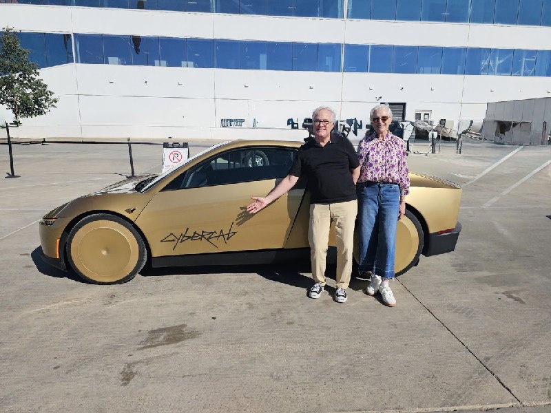 馬斯克轉發 Maye Musk 在得州工廠乘坐 CyberCab 的帖文配圖
