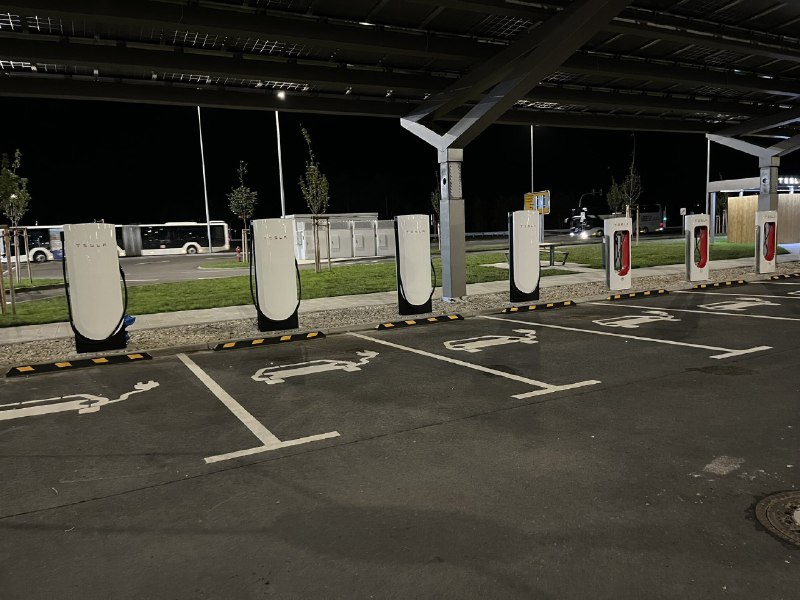 NEWS: Tesla has installed some V4 Superchargers at Giga Berlin.配图