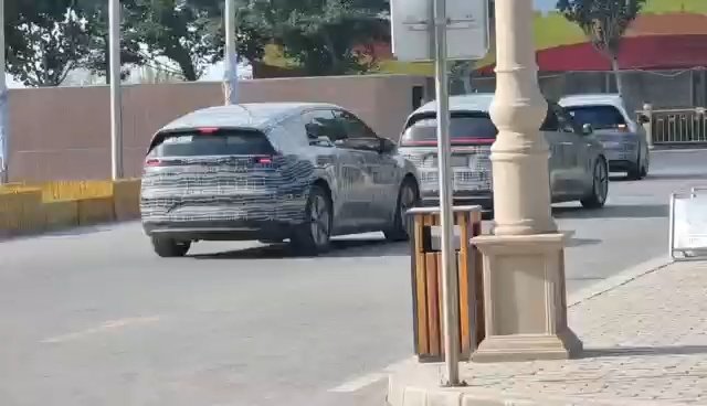 前面三辆伪装车是理想纯电系列没啥问题吧，但后面两辆伪装车是啥车大家看得出来吗？🤔配图