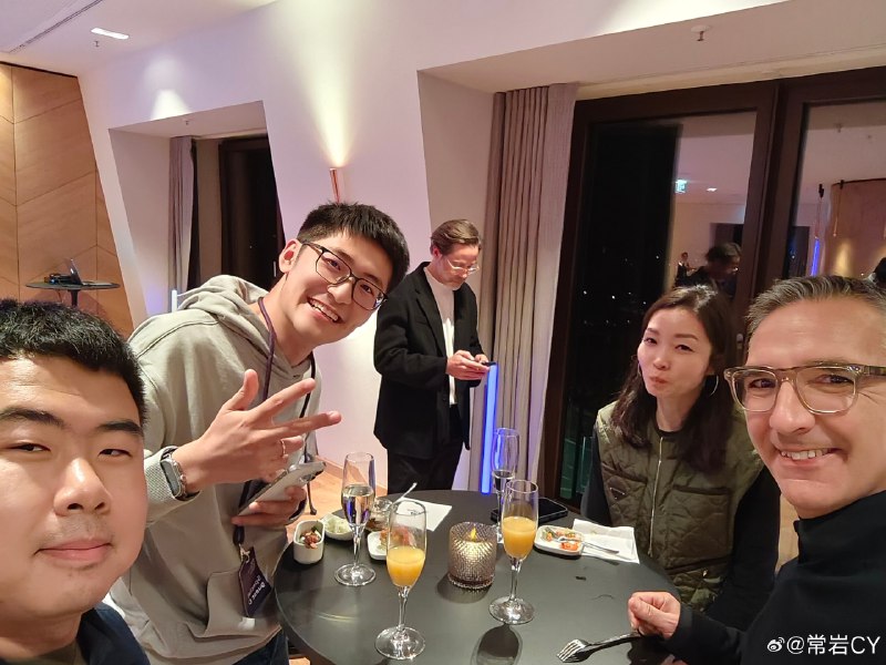今晚我觉得特别有意思的一个瞬间是看 Tim 给奥迪的灯光设计负责人展示他们 3D 光绘的内容，给灯厂上灯课[doge]配图
