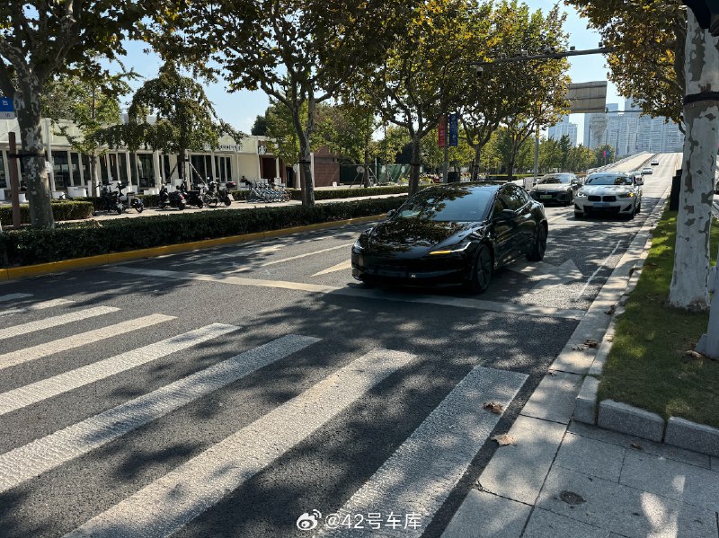 路上看到的焕新版 Model 3，感觉黑色的颜值还蛮高的。配图