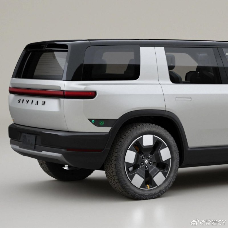 在听取了大量用户声音之后，Rivian 决定把 R2 的充电口改到后部。配图