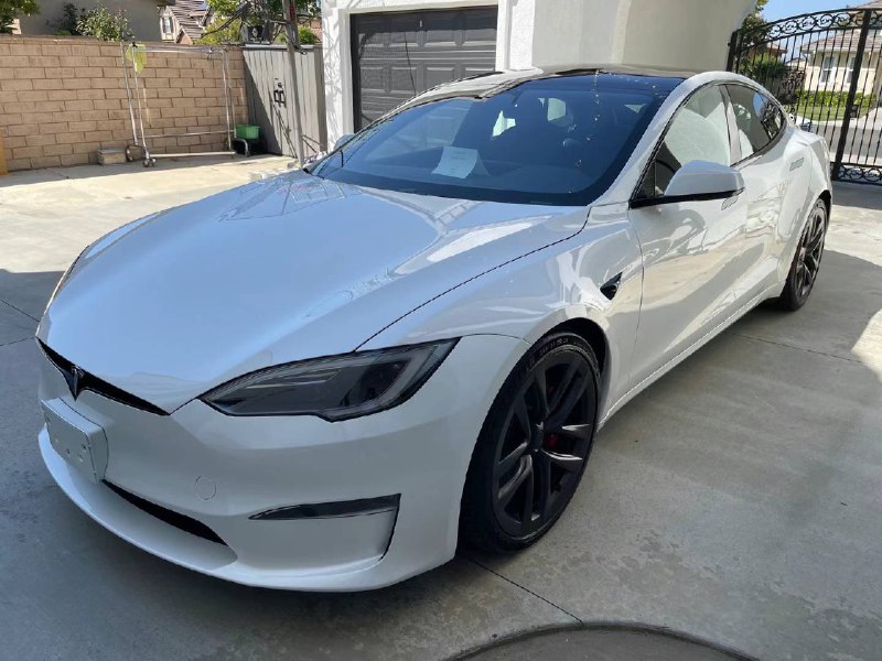 My friend asked me about Model S Plaid on Wednesday & then ordered an inventory vehicle. 2 days later it sits on his driveway. https://t.co/mwQS5QcSQM配图