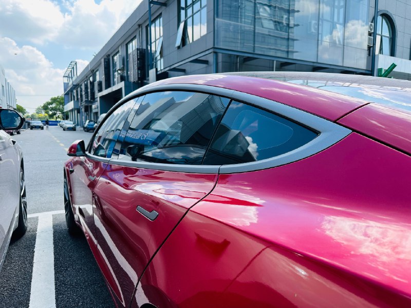 这台5年多的 Model 3 镀铬条已经是氧化的氧化，没了光泽还满是刮擦，惨不忍睹。配图