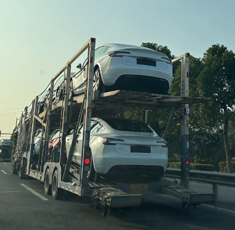 不知道为啥会有传言说Model 3 焕新版要推迟交付了？但是我从可靠信源了解到的就是：Model 3 焕新版即将交付！配图