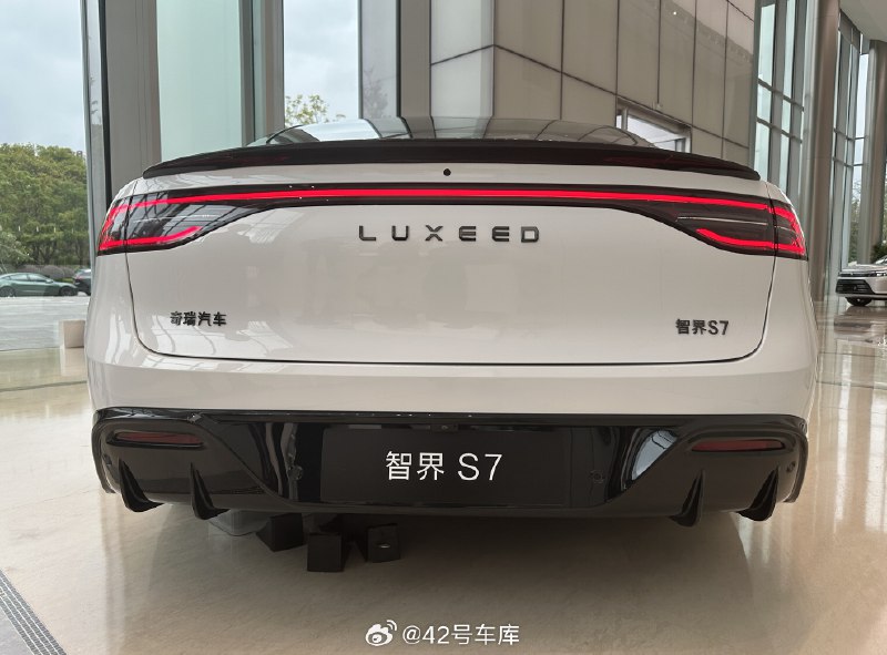 今天去线下的华为店里看了一下智界 S7。配图