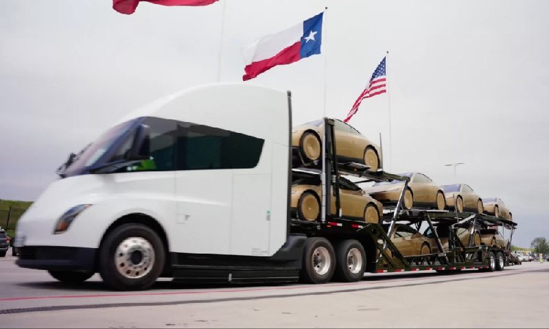 Tesla Semi 首次被拍到运输 Cybercab 单元配图