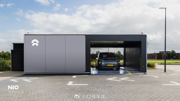 当地时间 9 月 5 日，蔚来欧洲 2 座换电站上线。配图