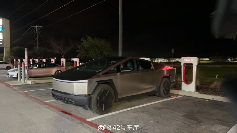 特斯拉 Cybertruck 外媒测续航，高速能跑 408 km。配图