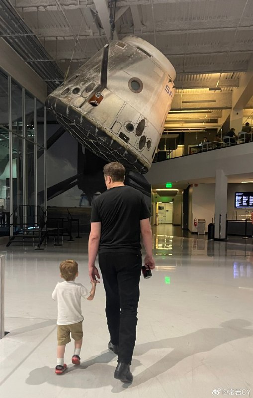 马斯克昨晚带着他的小儿子X游览了SpaceX的总部。配图
