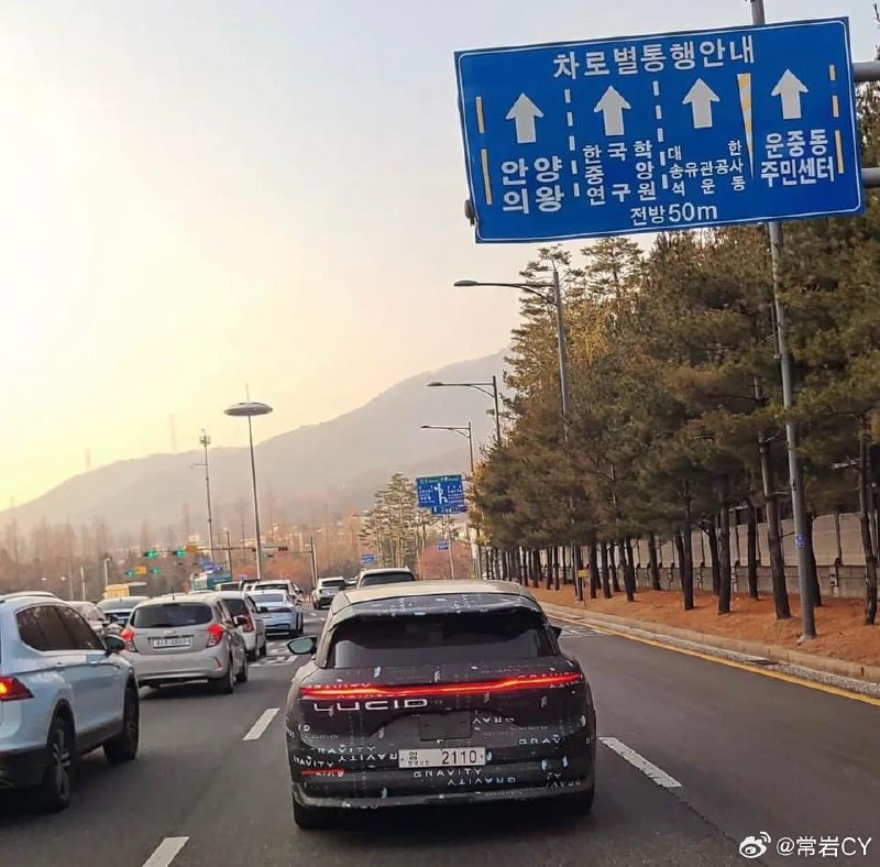 Lucid Air 和 Gravity SUV 被拍到同时出现在韩国，据传现代集团对 Lucid 的电动技术极为欣赏，双方有可能加强合作。配图