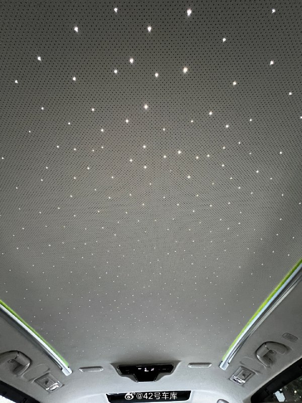 高山行政加長版也標配了星空頂，並且也有流星雨功能，夜晚的效果應該會很棒。配圖