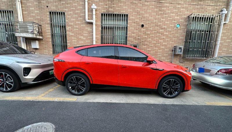 再也不吐槽自動泊車沒卵用了，還是得看做得好不好。[打臉]配圖