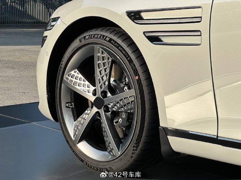 如果我把这个 Logo 遮住你们还能猜得出这是哪款车的轮毂吗？配图