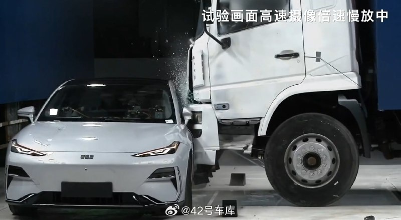 银河 E8 这个碰撞测试主要考验侧向的防撞能力，20 吨的碰撞能力还是要比常规测试的假车还是要高不少的，但从视频里可以看到 E8 发生碰撞的时候侵入量还可以，气帘也顺利打开，而且被夹击之后车顶天幕都没碎，电池也没有热失控自燃，挺厉害的。配图