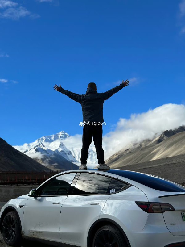 White Model Y looks great at the foot of Mt. Everest. https://t.co/hcLl7LZeyW配图