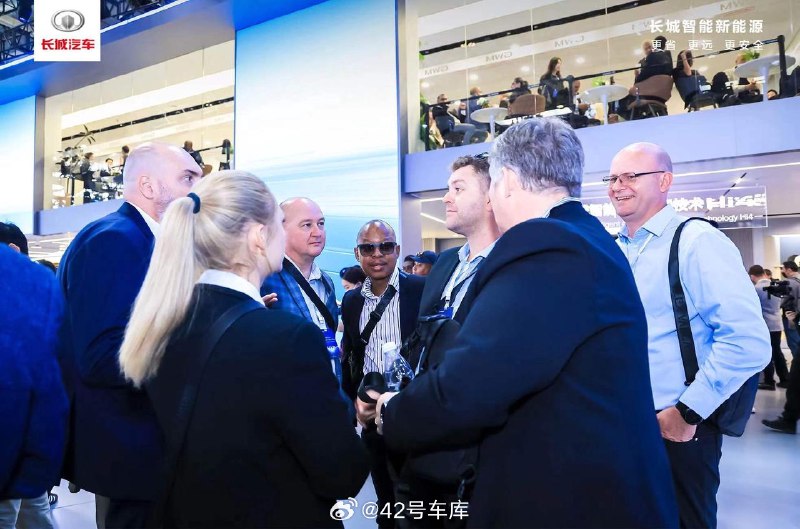 今天长城展台上外国人是真的多。配图