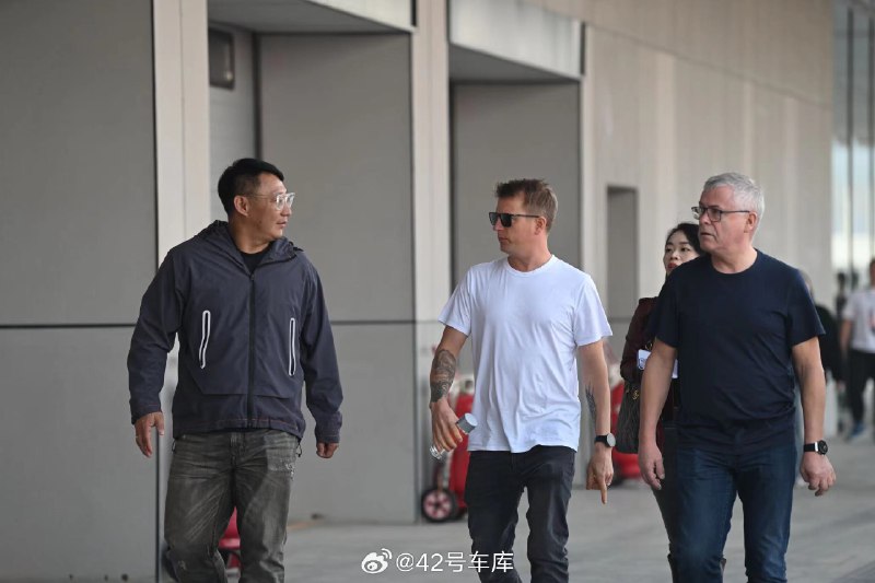 极氪首席性能顾问—— F1 冠军车手基米·莱科宁现已到达天津赛车场试驾 001 FR 了。配图