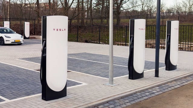 350 kW V4 Tesla Supercharger Emerges In Planning Documents | Is it the new target level?配图