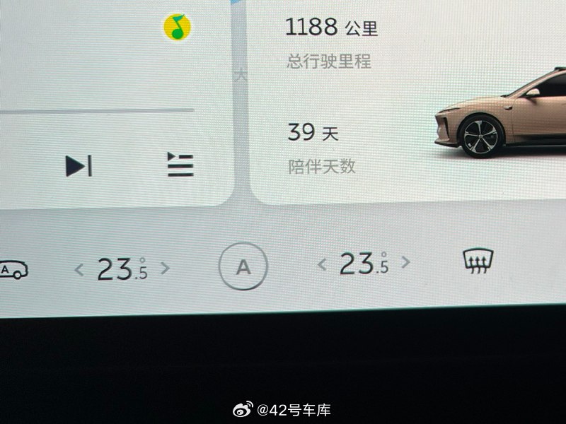 最近上海高温，开 ET5t 发现一件事，就是 5t 的空调制冷效果好像比老 ES6 要差一些，同样是 40 度高温，老 6 基本上开到 22 度三挡风就非常凉快了，甚至会觉得有点冷。但开 5t 就不行，空调温度调到 20 度，风量最大都觉得不是很凉，还得把座椅通风开着搭配使用，不知道是不是为了能耗降低了空调压缩机的功率。配图