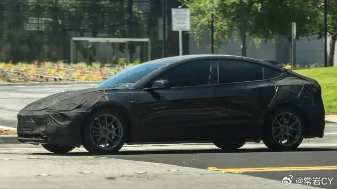 美国的一组街拍显示，Model 3 Highland增加了前向的鱼眼摄像头。配图
