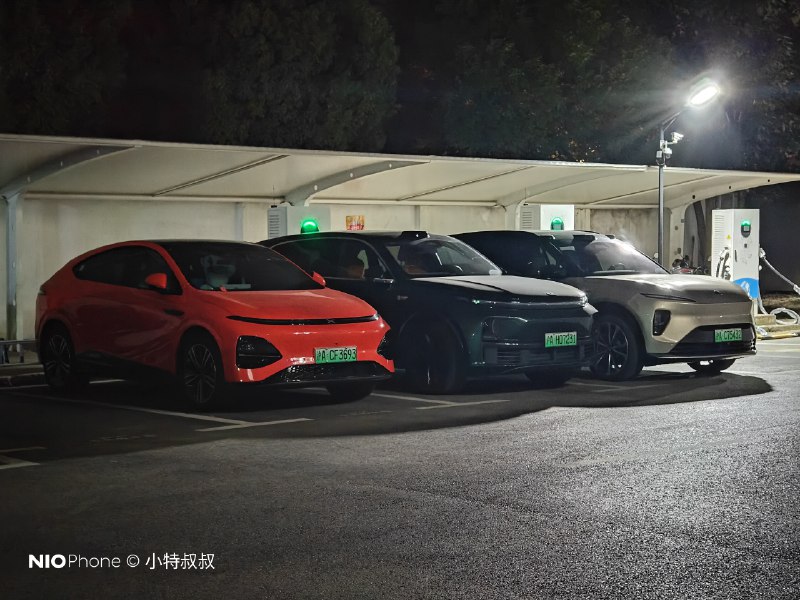 哈哈，刚好就这三个停一起了。配图