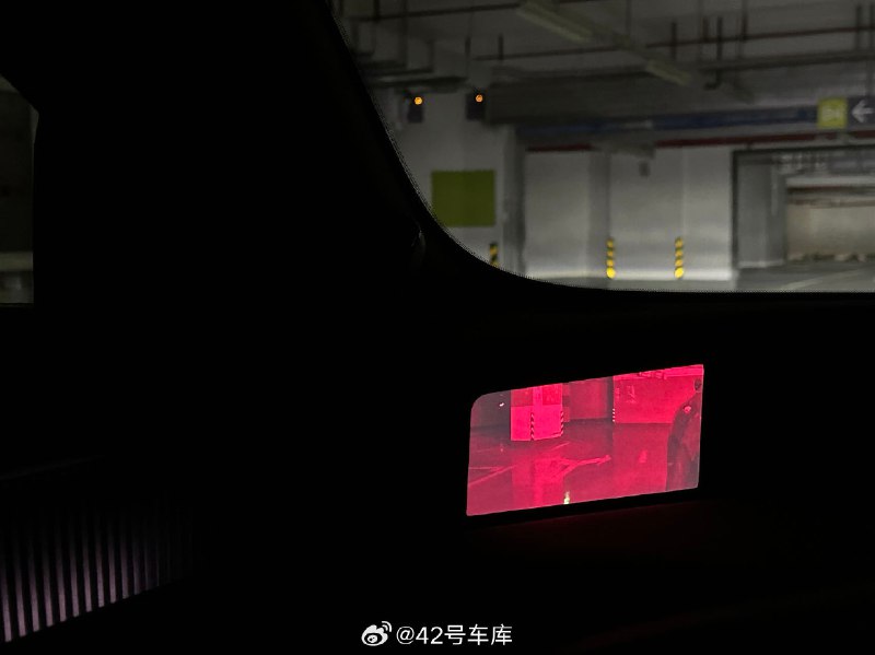 阿维塔 12 的电子后视镜在完全没有光的地下车库、正常照明的夜晚道路、白天道路的成像效果，总的来说还是很清晰的。配图