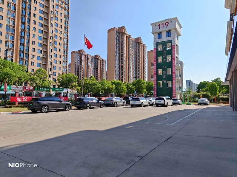 来带娃参加蔚来的车主活动，小小消防员上线！配图