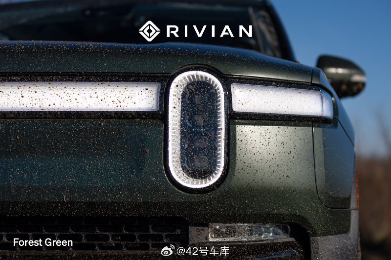 Rivian 公布了今年第三季度的交付和生产数据。该公司在第三季度共交付了 10,018 辆汽车，同时在伊利诺伊州的生产工厂生产了 13,157 辆汽车。这是 Rivian 自去年第一季度以来的最低季度交付量。配图