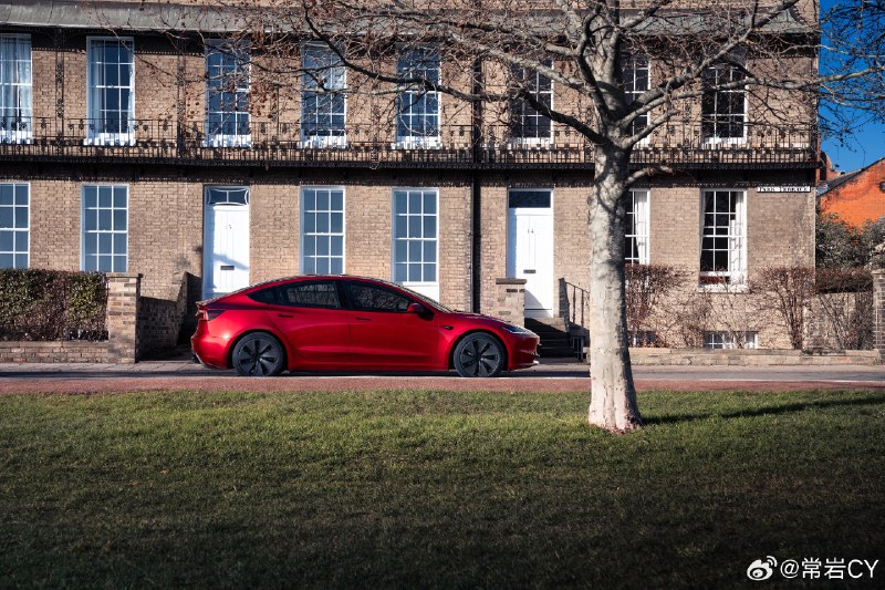特斯拉再次允許新款 Model 3、Model Y、Model S 和 Model X 免費進行 FSD 遷移。配圖
