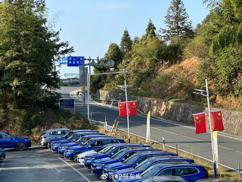 全程用单踏板模式开着宝马 iX1 跑了一段山路，其中还有一段比较难走的非铺装路面。配图