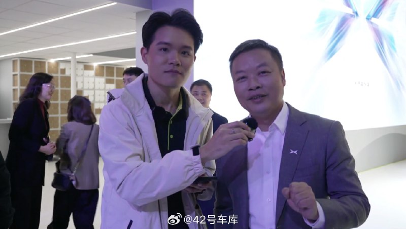 小鹏 P7+ 的巴黎首秀后，何小鹏说：「20.98 万元是包含鹰眼智驾的价格，这个价格很有竞争力，希望能做到上市即交付」。配图