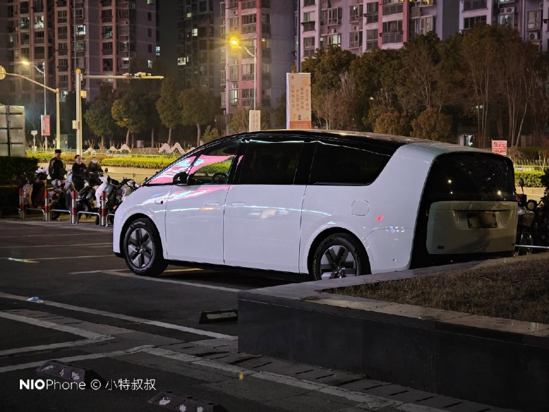很远看着 MEGA 就觉得很帅，必须得用 NIO Phone 给它拍一张。😁配图