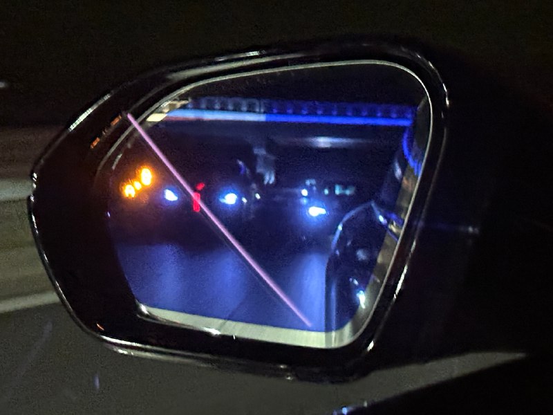 第一次晚上在后视镜里看到红旗这个车……[哆啦A梦吃惊]配图