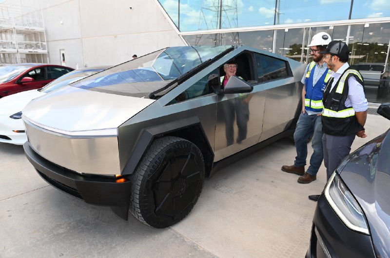 NEWS: US Senator John Cornyn from Texas visited @elonmusk today at Tesla's Giga Texas factory.配图