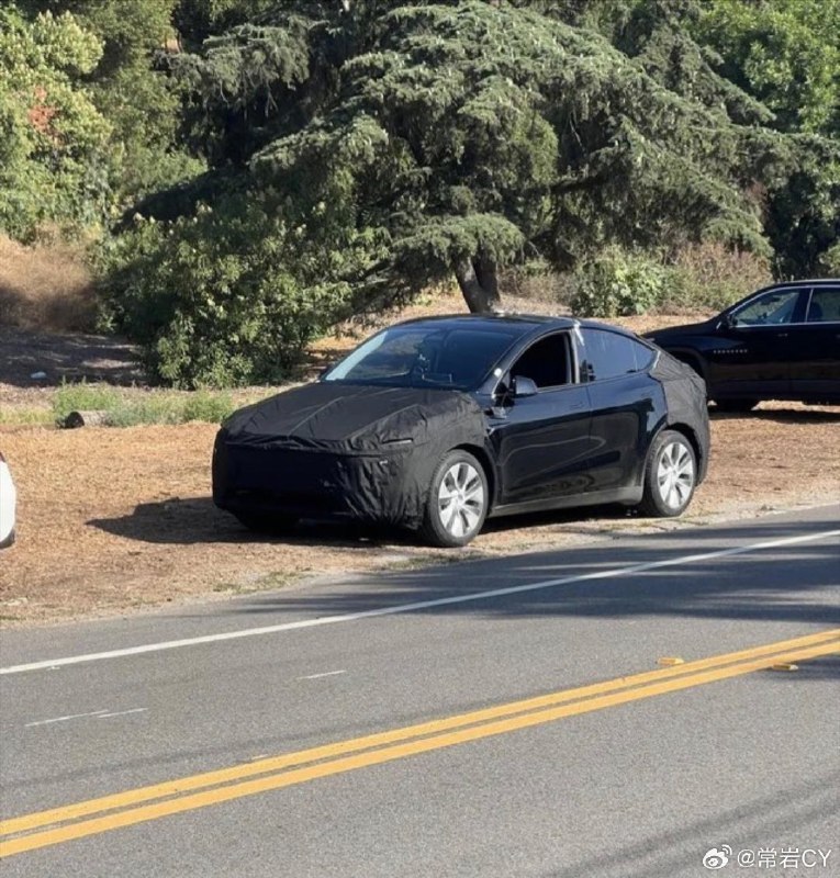靴子落地，這是我們第一次見到改款的 Model Y 在外測試。配圖