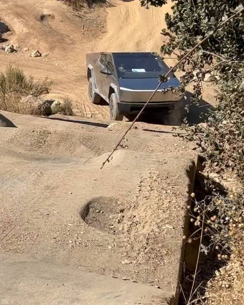 這就是最近最火的Cybertruck爬山視頻。配圖