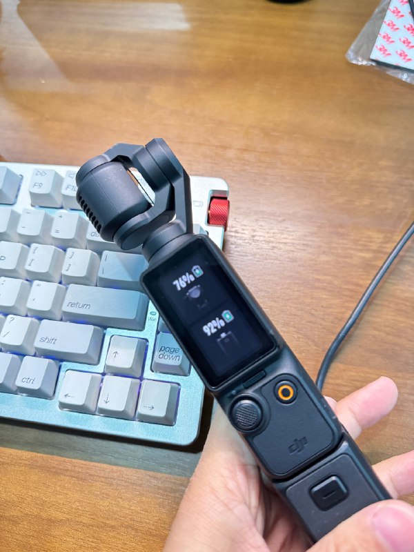 用手柄可以充，直接充不行。配图