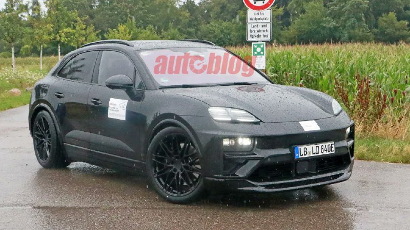 This is the upcoming Porsche Macan EV, the company's first all-electric SUV. It's expected to launch in 2024. No word on specs yet.配图