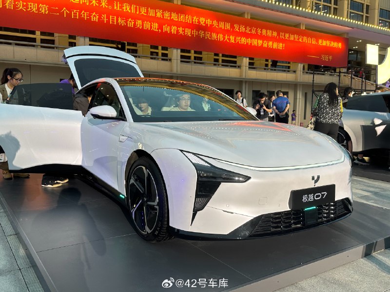极越发布会现场展示了 6 种颜色的极越 07,大家觉得哪款最好看?配图