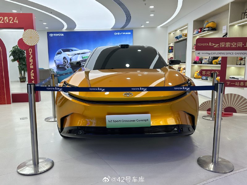 廣汽豐田在銷售電動車的線下門店裏，展出了一台概念車模型。從外觀來看，這款車屬於跨界車，車頂會放上一顆激光雷達。配圖