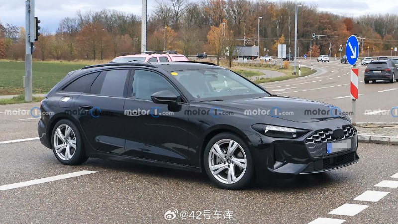 奥迪全新 A4 Avant 路试谍照公布，这次路试的车型为旅行版车型，不过新款车型在外观上的变化是比较大的。外观上依旧是六边形的格栅，但是中网样式进一步压扁来营造运动感，车头的设计也比较类似于现在 Q4 e-tron 的设计语言。同样尾灯也用上了当下比较流行的贯穿式设计，门把手也采用了目前类似于 ID.4 这种的低风阻设计。配图