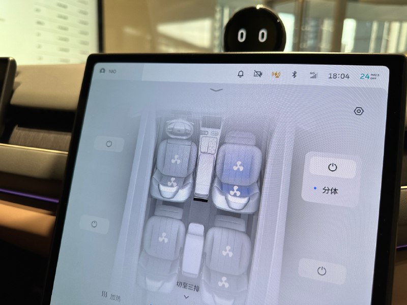 刚在展厅里仔细感受了下 ES8 这个通风座椅，配图