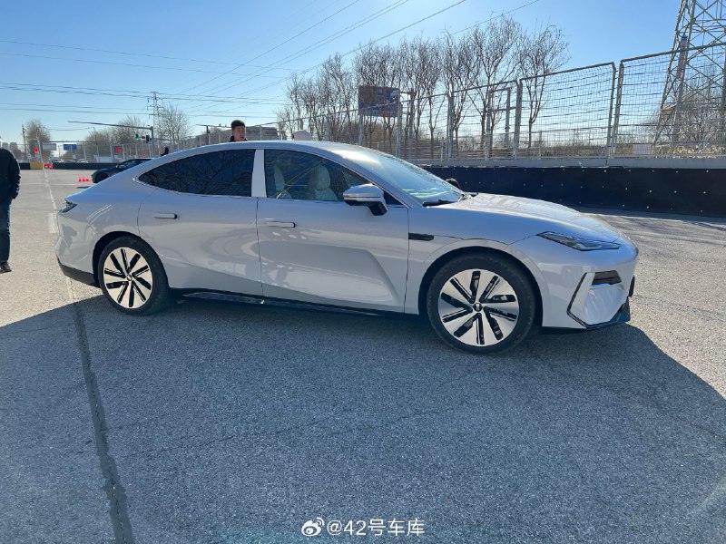 上周去试了银河 E8，这次试驾安排在了天津 V1 赛车场，很硬核。配图